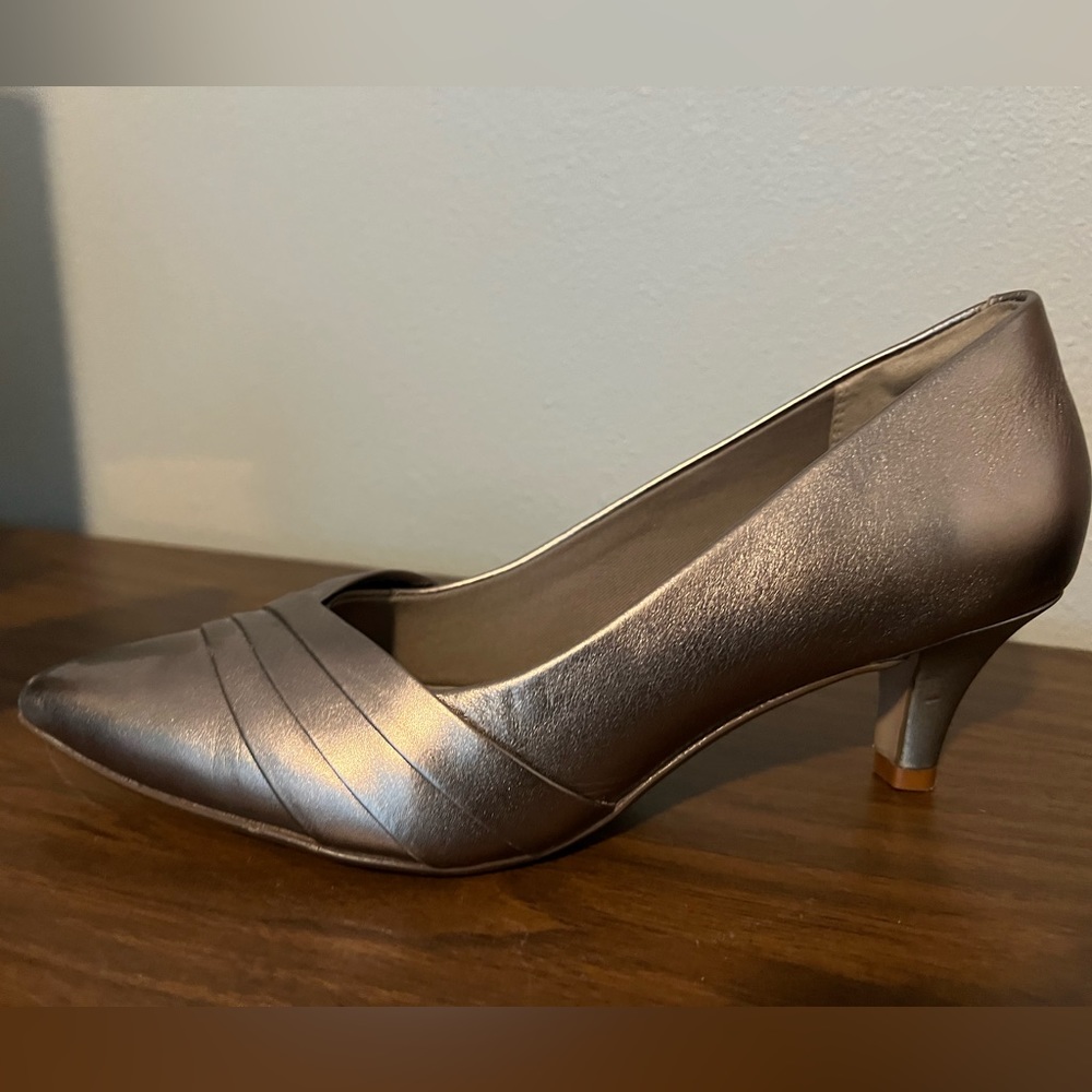 Clarks Pewter Kitten Heel Pointy Toe (Size 8)